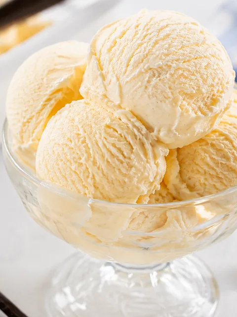 Copa de helado de vainilla con tres bochas cremosas